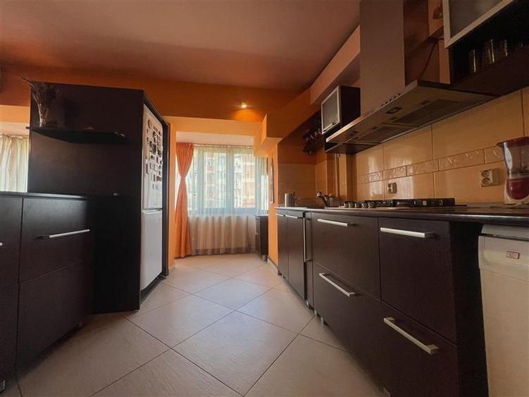 Apartament cu 3 camere decomandat, mobilat în Păcurari