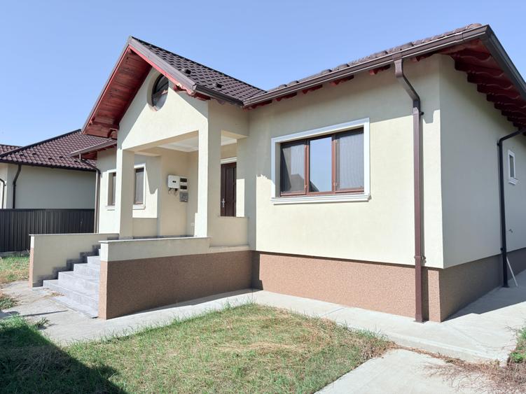 Casă individuală cu 5 camere cu Teren 500 Mp în Central