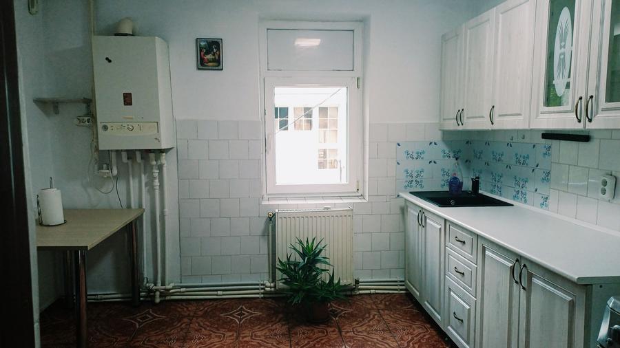 Apartament cu 3 camere decomandat în Amara