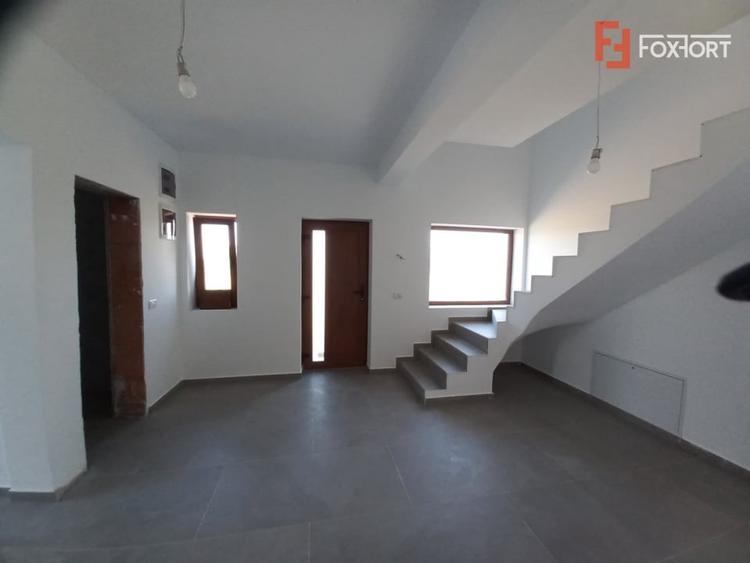 Duplex cu 4 camere decomandat cu Canalizare în Plopi
