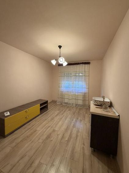 Apartament cu 3 camere semidecomandat în Banu Mărăcine