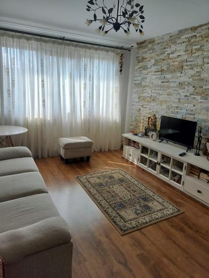 Apartament cu 3 camere semidecomandat, mobilat în Craiovița Nouă