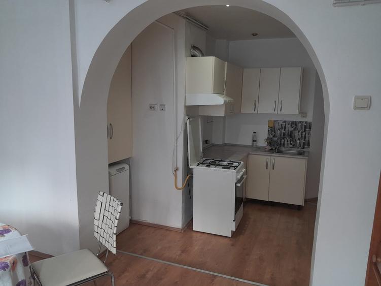 Apartament cu 3 camere semidecomandat, mobilat în Tineretului