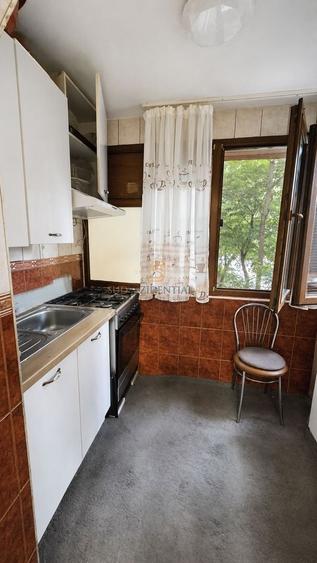 Apartament cu 4 camere semidecomandat, mobilat în Apărătorii Patriei
