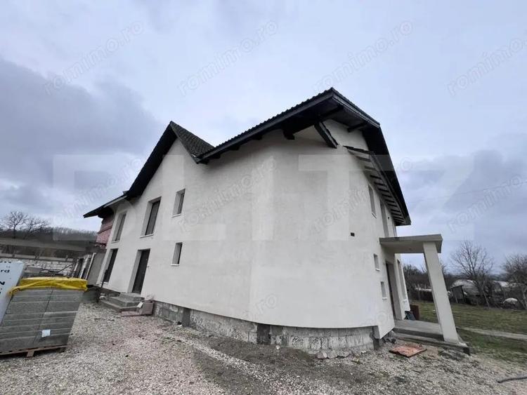 Casă cu 12 camere cu Teren 3730 Mp în Stremț