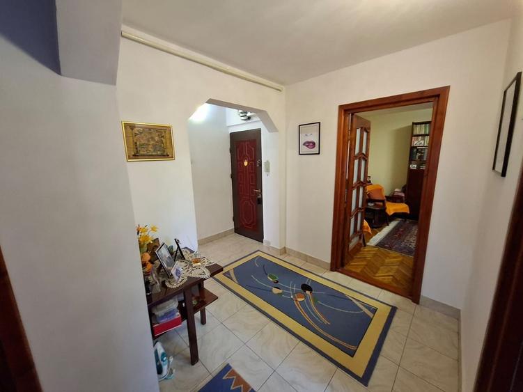 Apartament cu 3 camere decomandat, mobilat în Tomis Nord