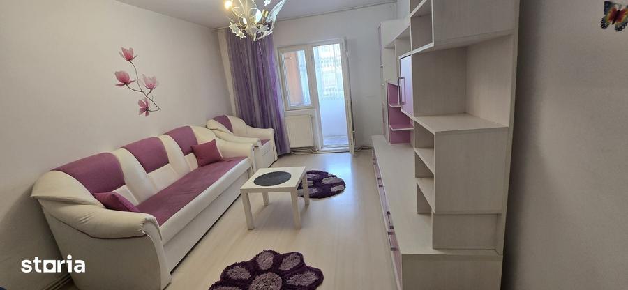 Apartament cu 3 camere decomandat în Micro 6