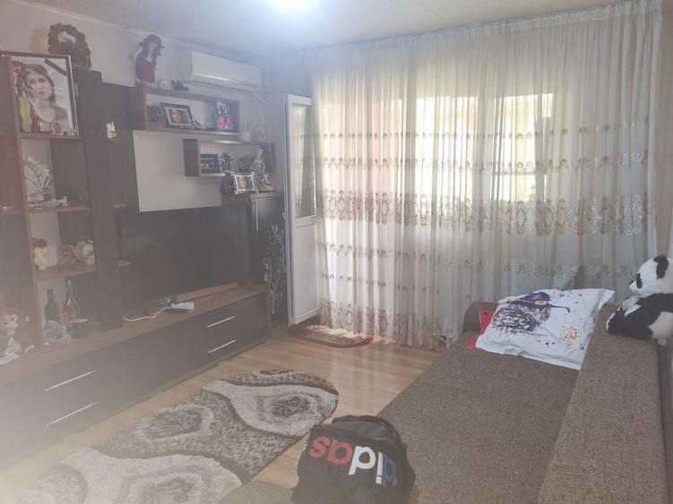 Apartament cu 3 camere semidecomandat în Craiovița Nouă