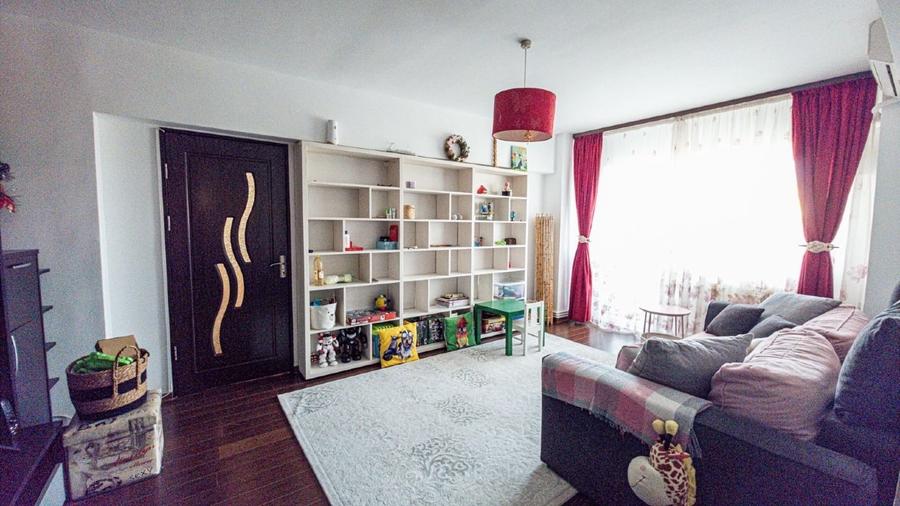 Apartament cu 3 camere semidecomandat, mobilat în Titan