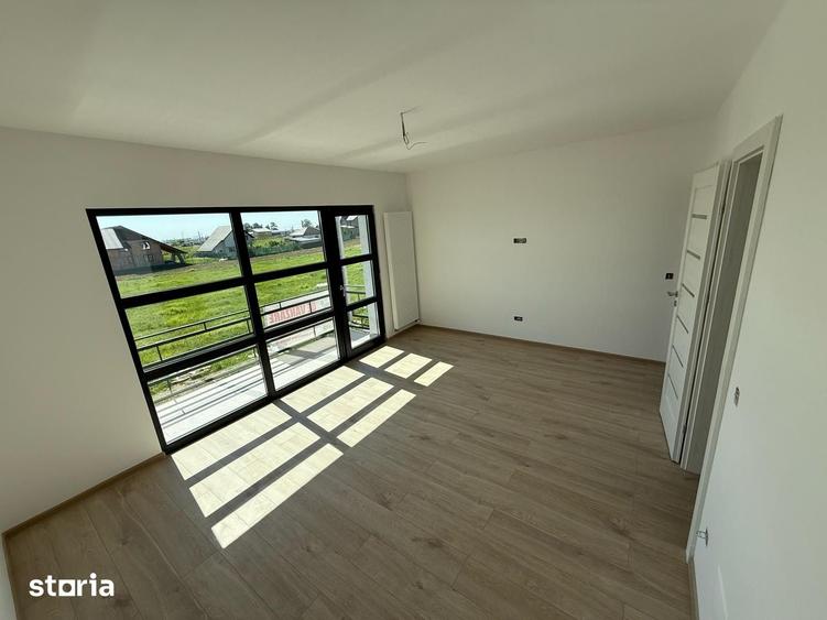 Casă cu 5 camere cu Teren 490 Mp în Păulești