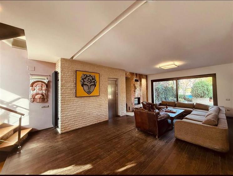Duplex cu 6 camere cu Piscina în Iancu Nicolae