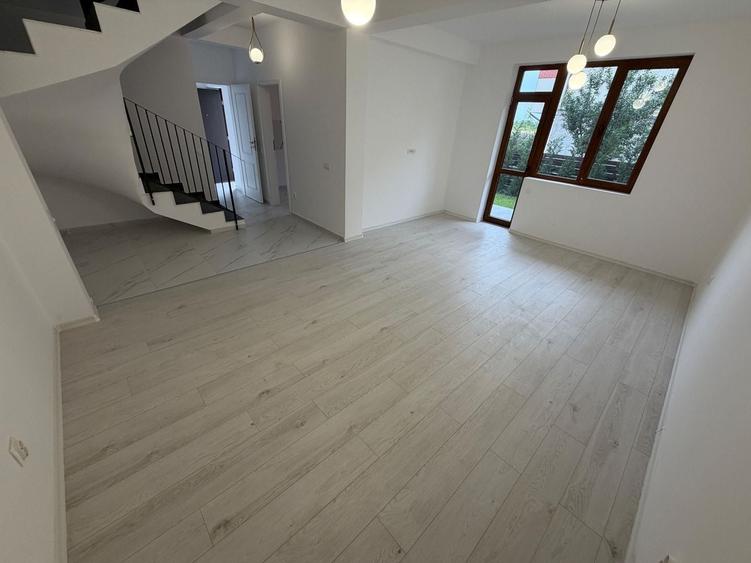 Duplex cu 4 camere cu Canalizare în Central
