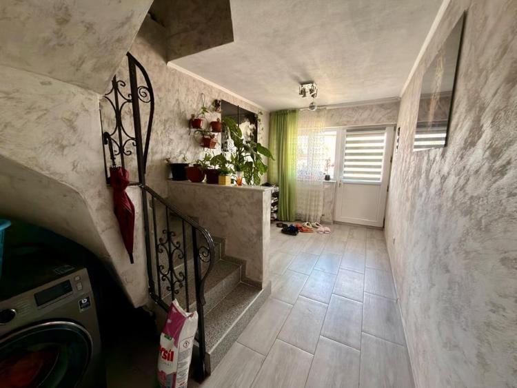 Casă individuală cu 4 camere cu Canalizare în Sud-Vest