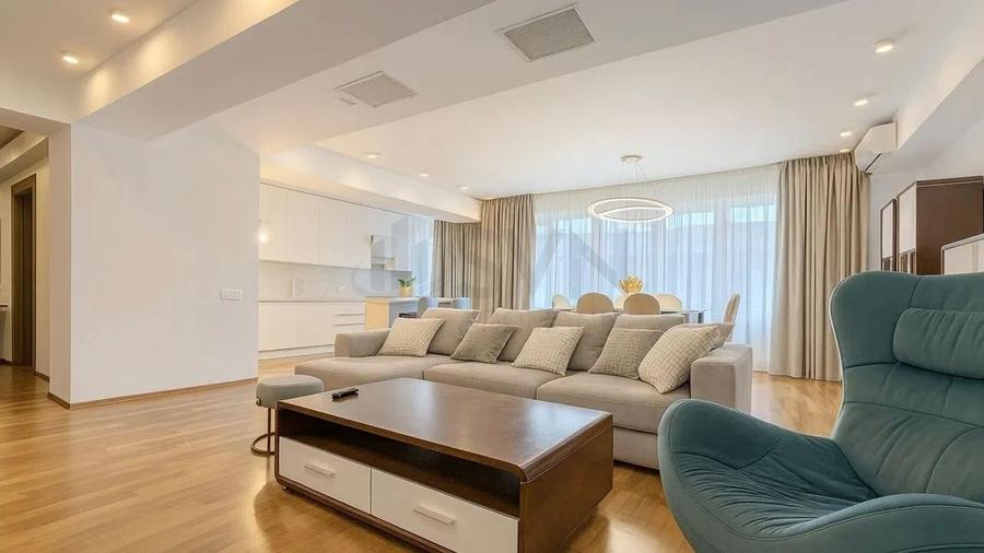 Apartament cu 3 camere semidecomandat, mobilat în Nordului