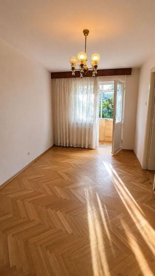 Apartament cu 3 camere semidecomandat în Km 4-5