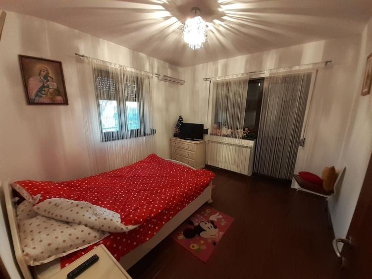 Casă individuală cu 6 camere cu Canalizare în Săftica