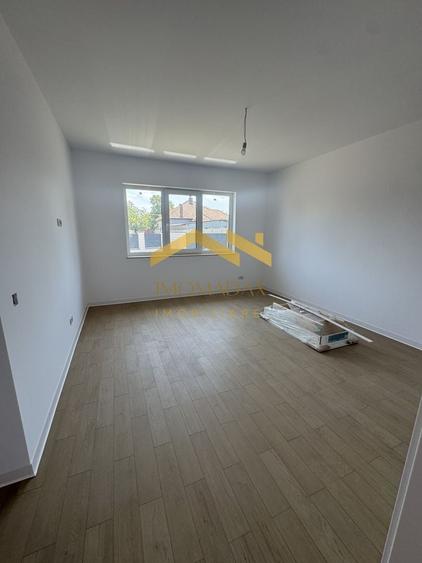 Casă individuală cu 4 camere cu Canalizare în Utvin