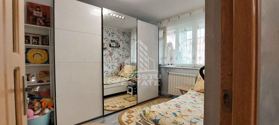 Apartament cu 3 camere semidecomandat, mobilat în Micro 4