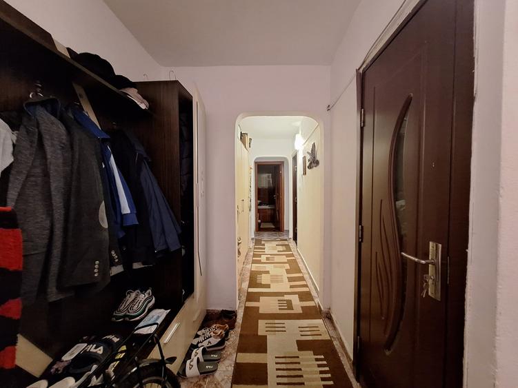 Apartament cu 3 camere decomandat, mobilat în Baba-Dochia