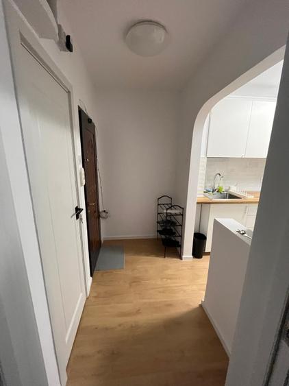 Apartament cu 3 camere semidecomandat în Titan