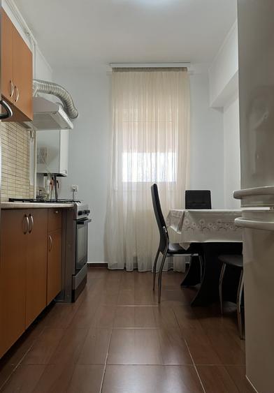 Apartament cu 3 camere decomandat, mobilat în Prelungirea Ghencea