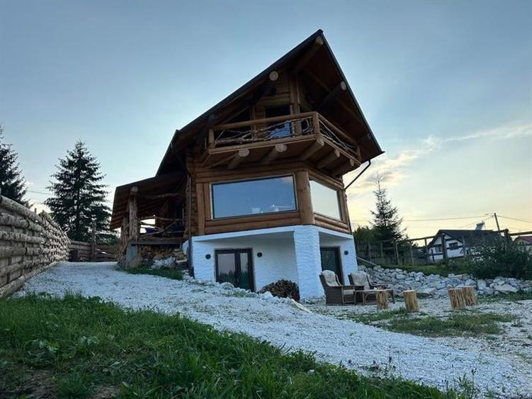 Casă individuală cu 4 camere cu Teren 1000 Mp în Dorna-Arini