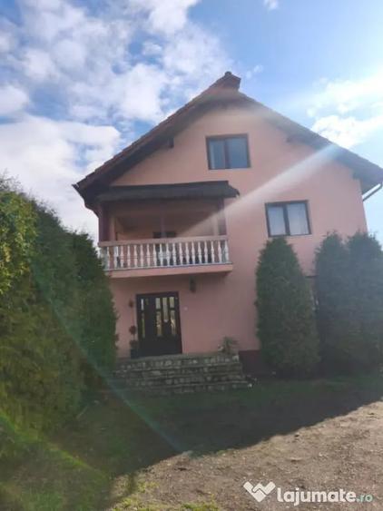 Casă cu 5 camere cu Teren 1600 Mp în Central