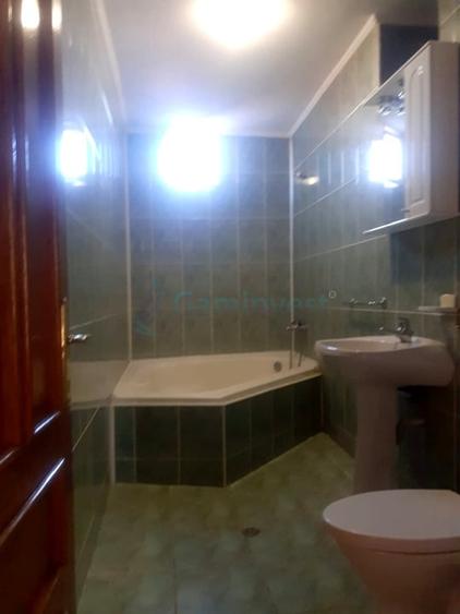 Casă individuală cu 8 camere cu Canalizare în Valenta