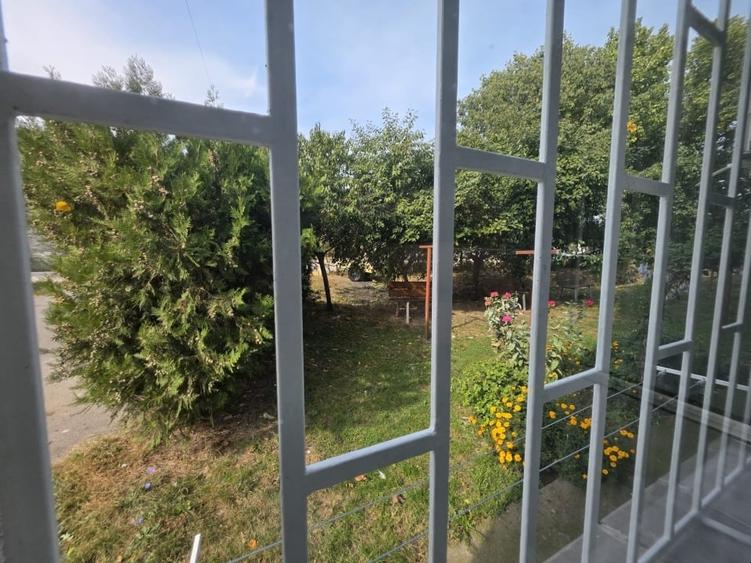 Garsonieră decomandată în Far