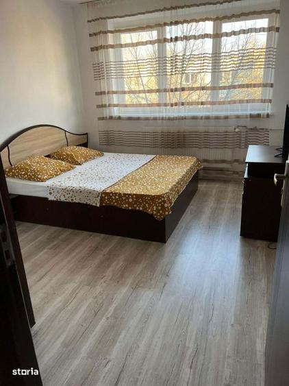 Apartament cu 3 camere semidecomandat în Calea București