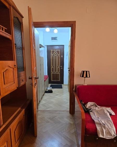 Apartament cu 3 camere semidecomandat, mobilat în 1 Mai