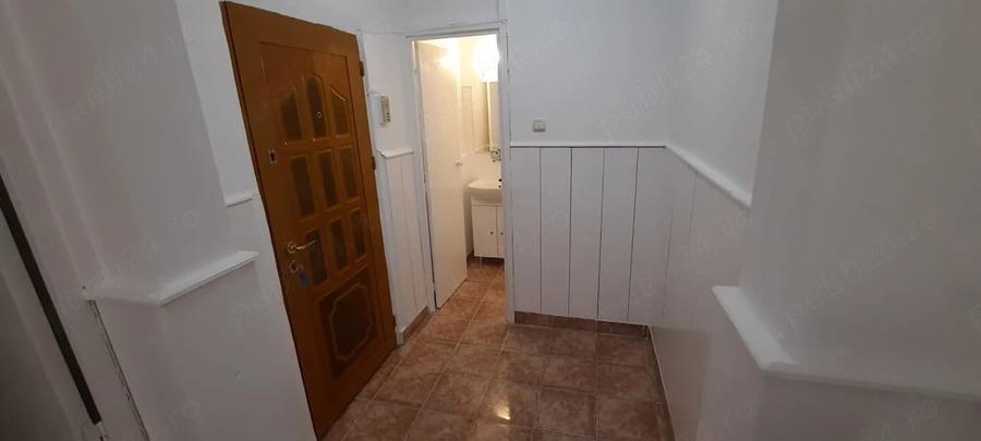 Apartament cu 3 camere decomandat în Pandurilor