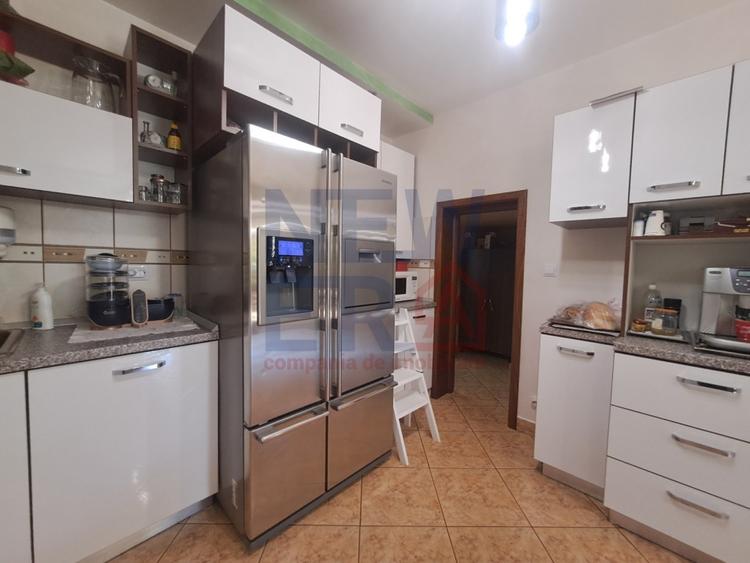 Casă individuală cu 7 camere cu Piscina în Popești-Leordeni