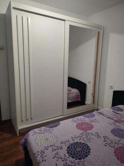 Apartament cu 3 camere semidecomandat în Sârbi