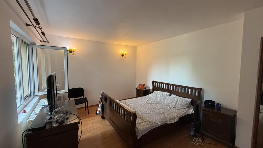 Duplex cu 5 camere cu Canalizare în Roșu