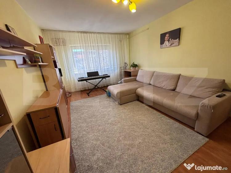 Apartament cu 3 camere decomandat în Nicolina