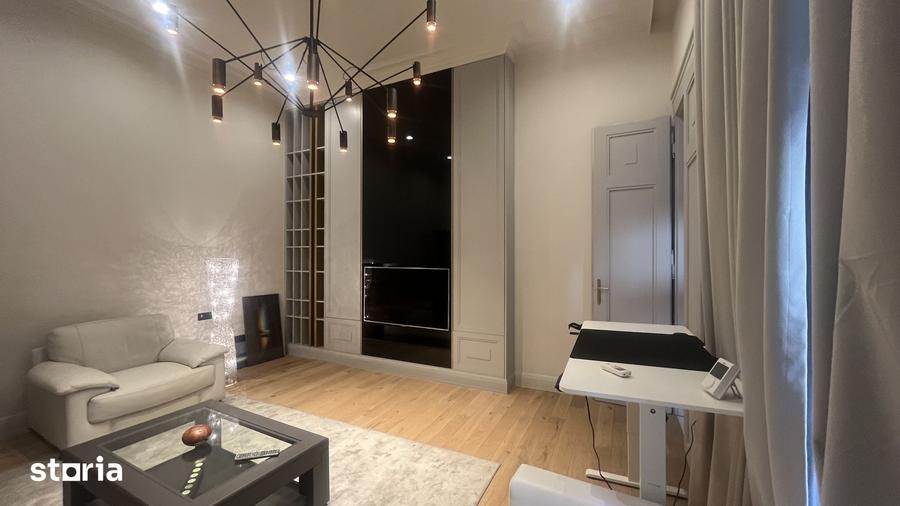 Apartament cu 3 camere semidecomandat în P-ța Victoriei