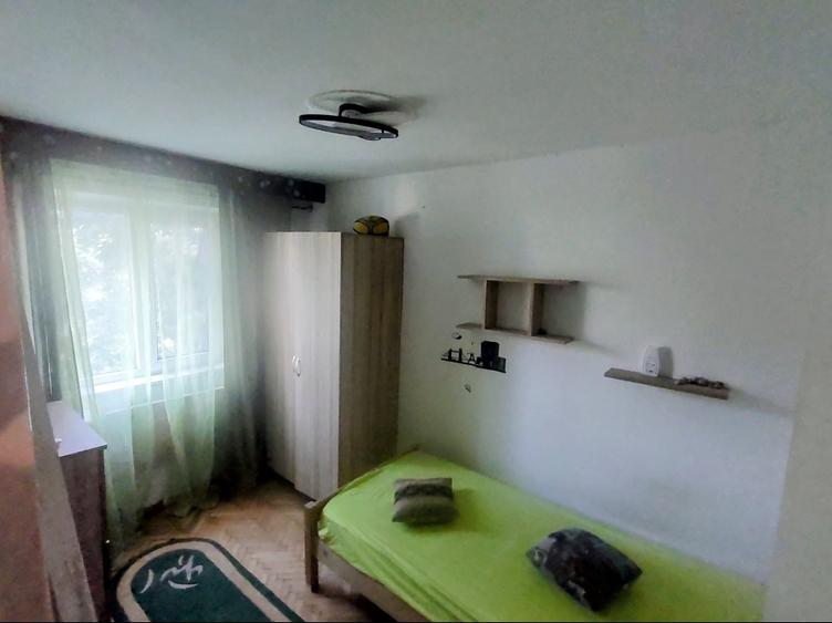 Apartament cu 3 camere semidecomandat în Micro 14