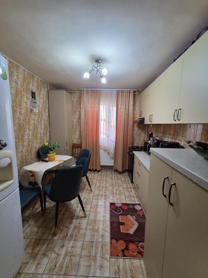 Apartament cu 3 camere decomandat în Teilor