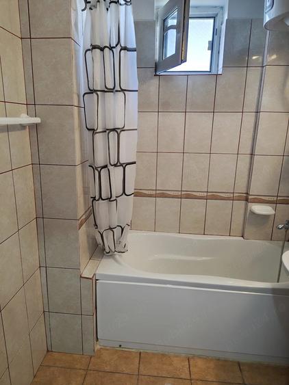 Apartament cu 3 camere semidecomandat în Sulina