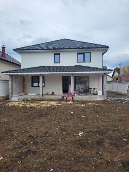Casă individuală cu 5 camere cu Teren 650 Mp în Central
