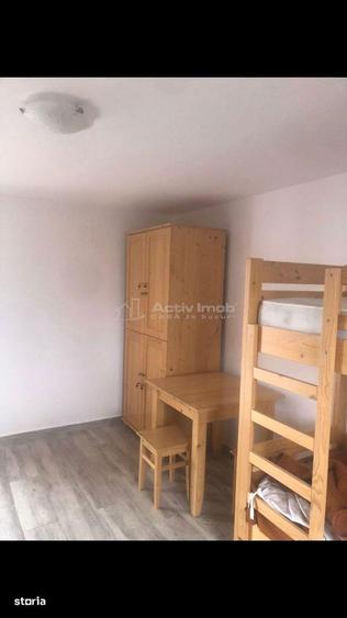 Casă cu 10 camere cu Teren 300 Mp în Cristian