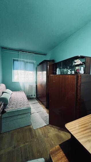 Apartament cu 3 camere decomandat, mobilat în Aradului