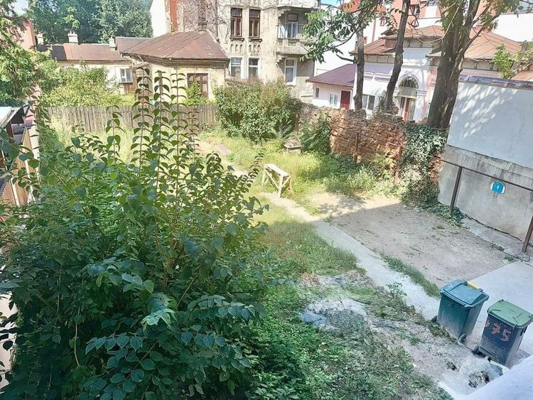 Apartament cu 4 camere semidecomandat în Romană