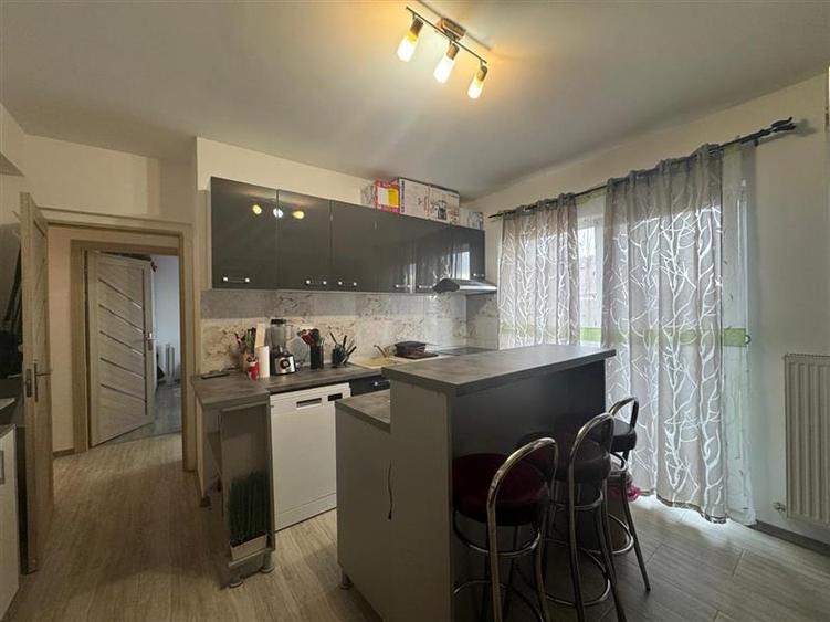 Duplex cu 4 camere cu Canalizare în Sub Coastă