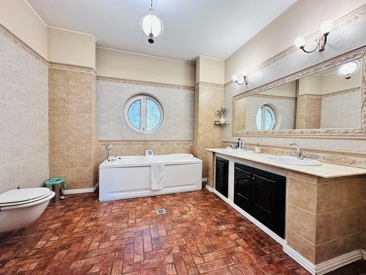 Casă individuală cu 8 camere cu Canalizare în Romană