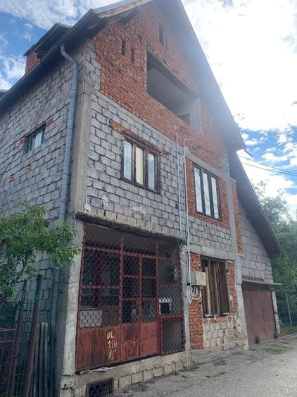 Casă cu 4 camere în Central
