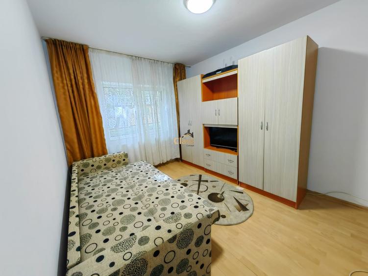 Apartament cu 3 camere decomandat, mobilat în Între Lacuri