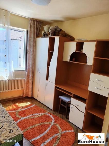 Apartament cu 3 camere decomandat în Cetate