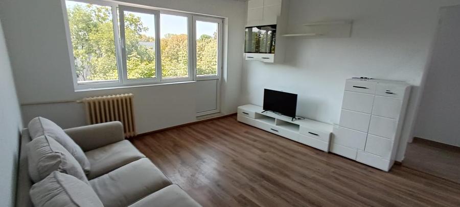 Apartament cu 3 camere semidecomandat, mobilat în Nord